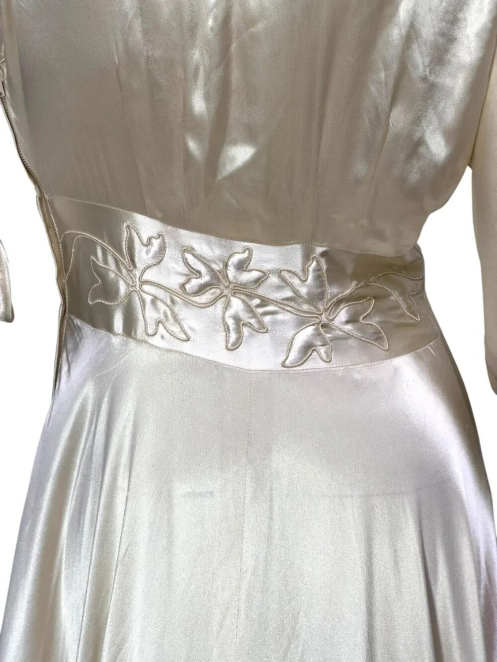 1930s Art Deco liquid satin wedding gown with trapunto embroidery and cathedral - Picture 12 of 16
